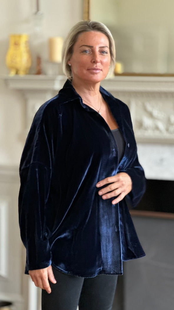 Q-THE SOHO OVERSIZED SHIRT IN BLUE VELVET