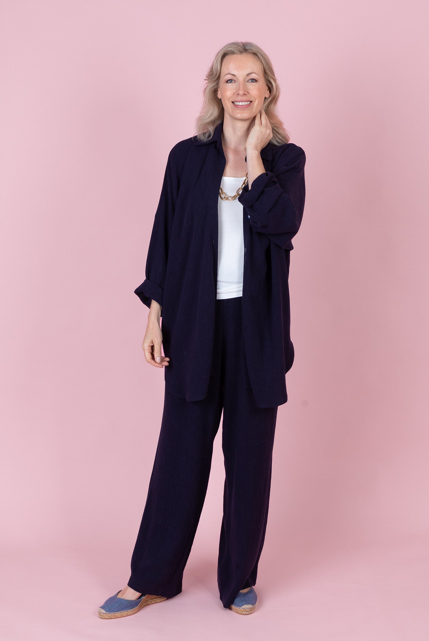 THE SOHO WIDE-LEGGED TROUSERS IN A NAVY LINEN BLEND