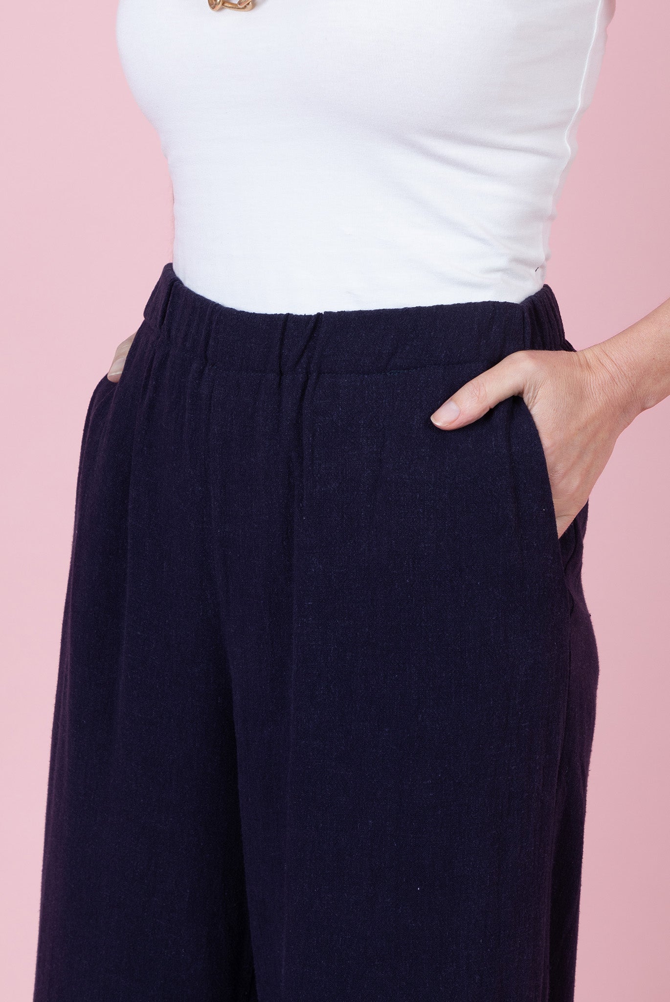 THE SOHO WIDE-LEGGED TROUSERS IN A NAVY LINEN BLEND