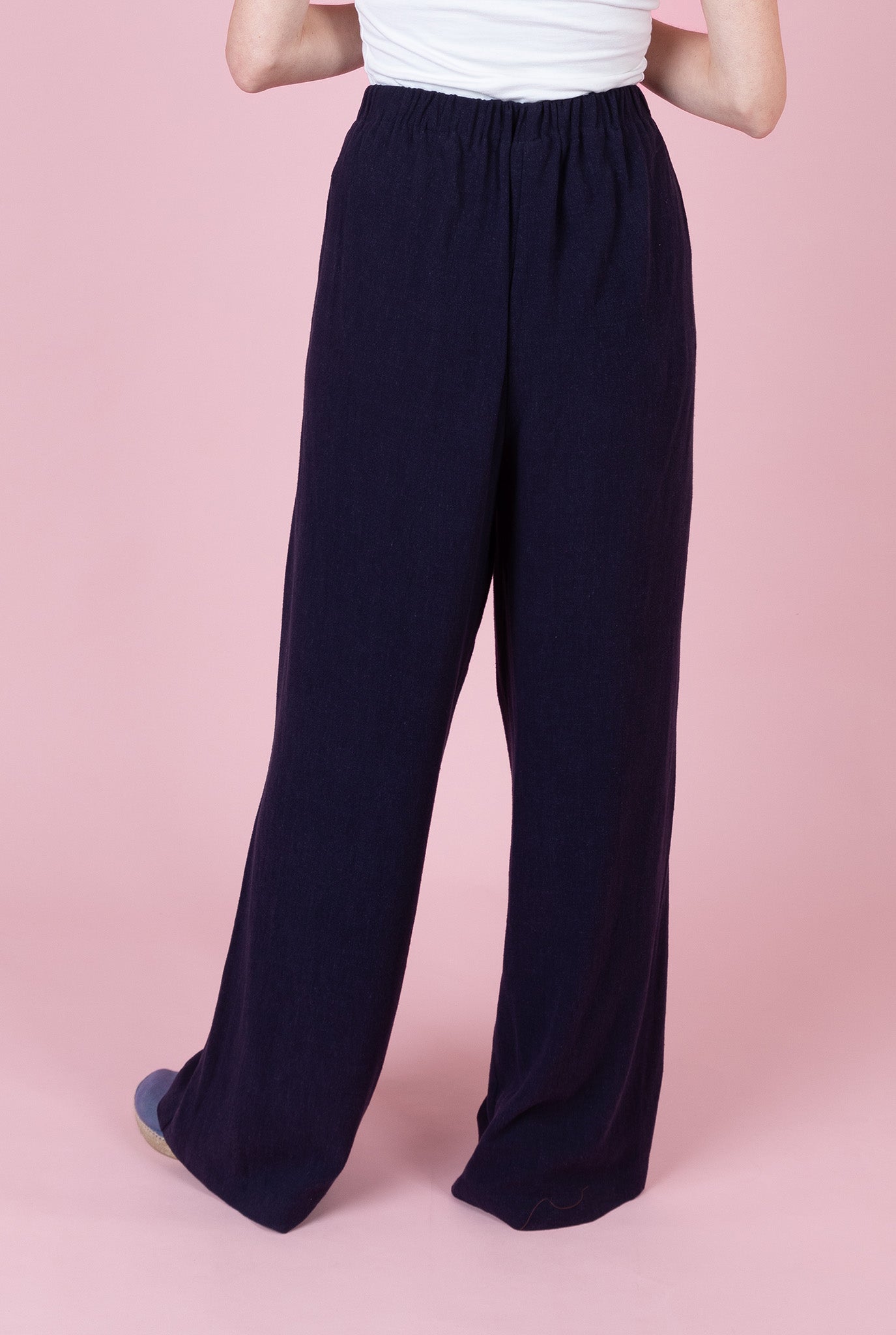 THE SOHO WIDE-LEGGED TROUSERS IN A NAVY LINEN BLEND