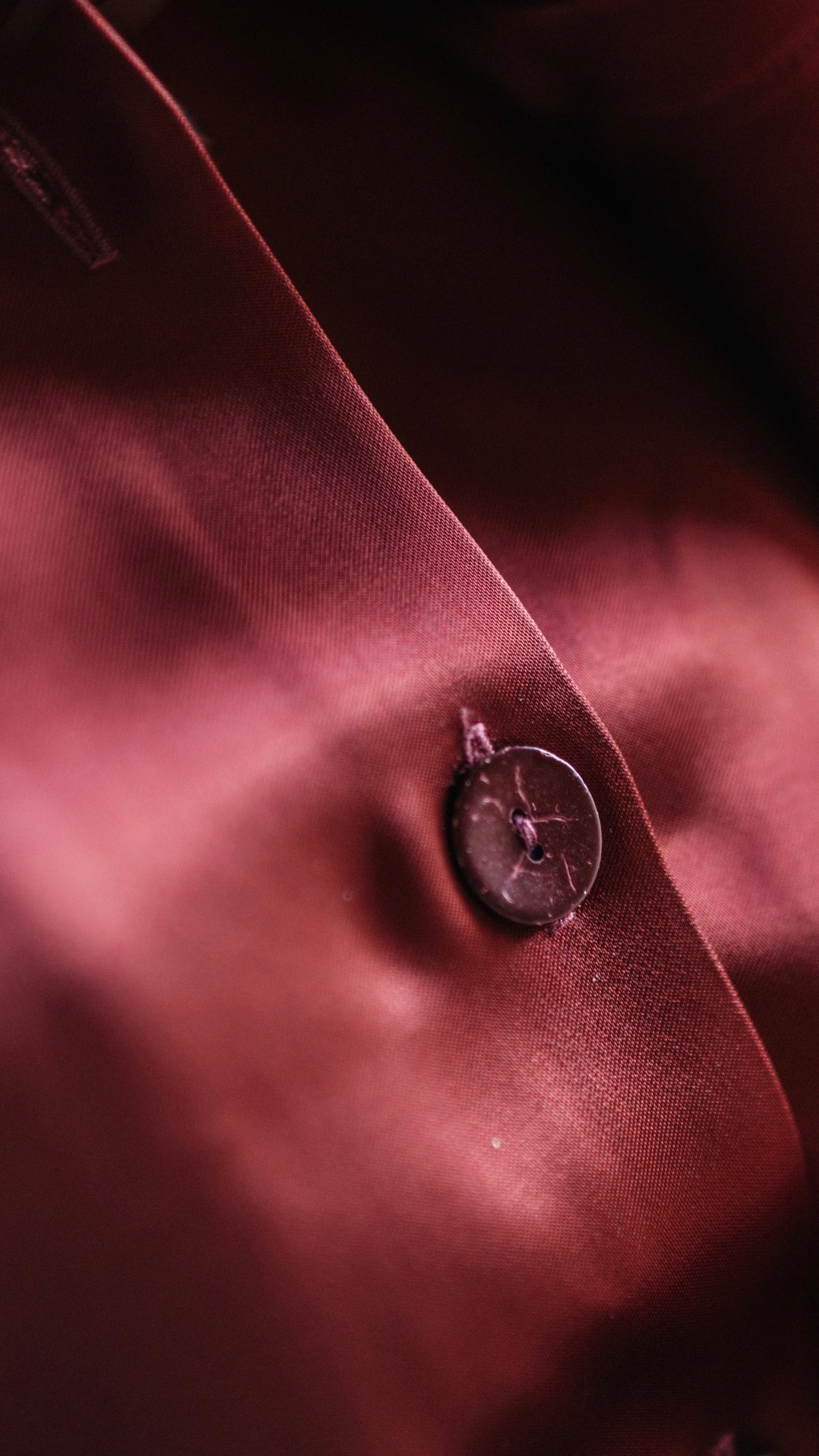 R-THE SOHO OVERSIZED SHIRT IN WINE SATIN