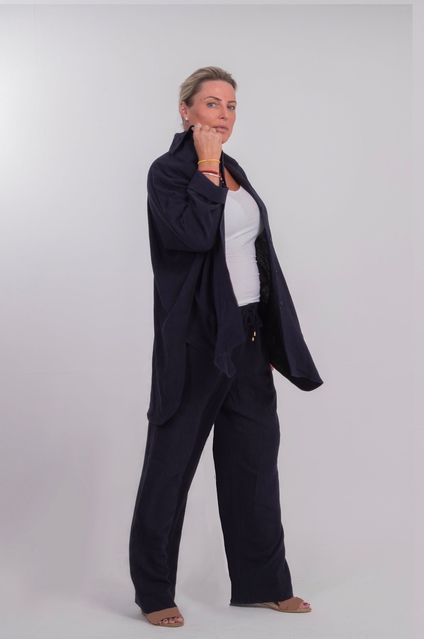 THE SOHO WIDE-LEGGED TROUSERS IN A NAVY LINEN BLEND