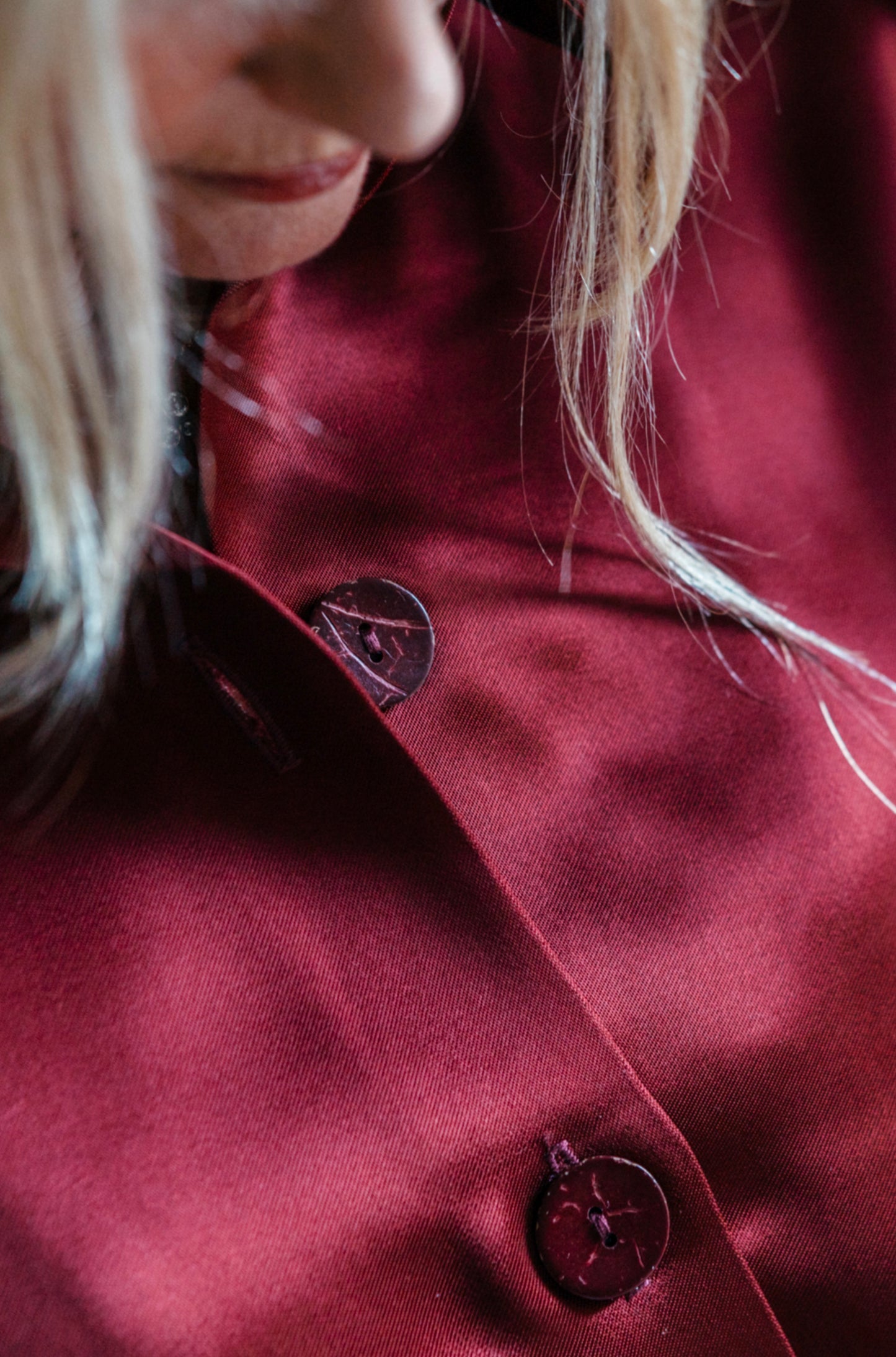 R-THE SOHO OVERSIZED SHIRT IN WINE SATIN